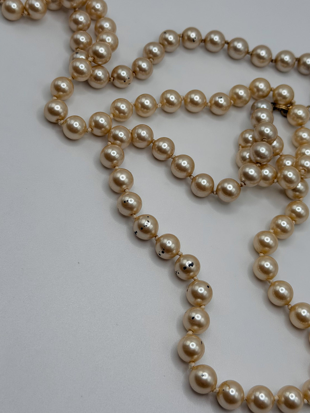 Vintage 80s cream faux pearl strand necklace