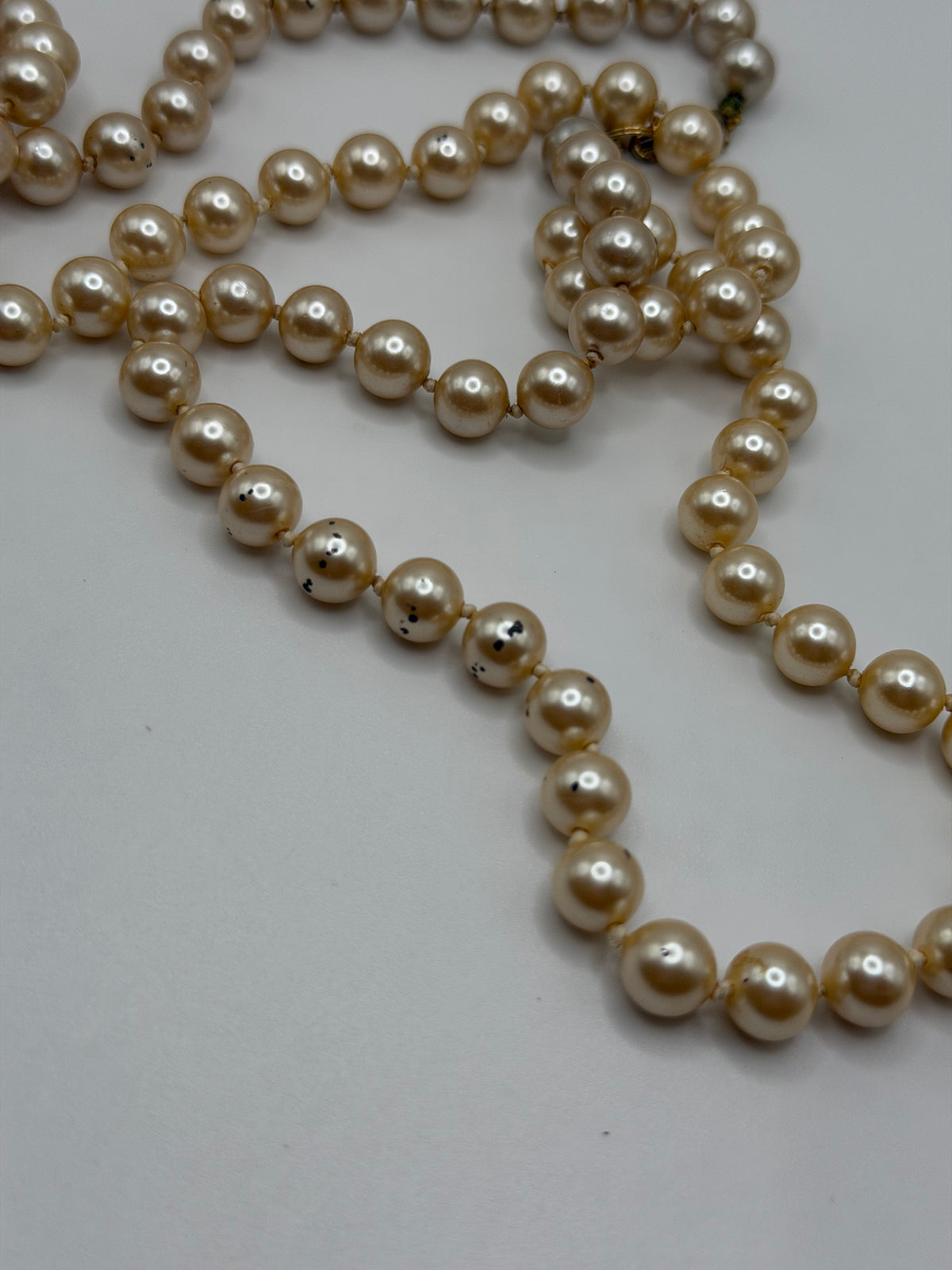 Vintage 80s cream faux pearl strand necklace