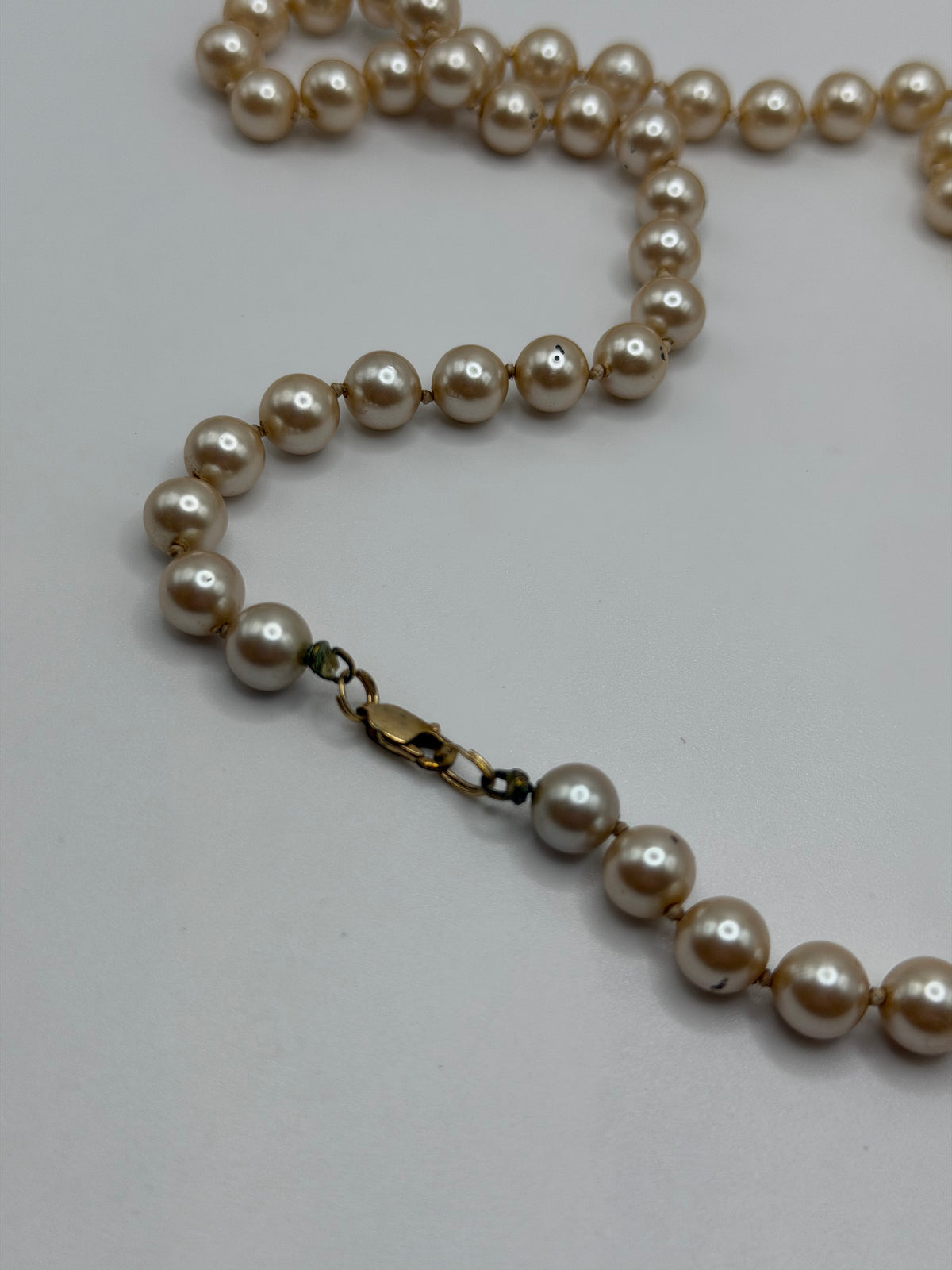 Vintage 80s cream faux pearl strand necklace