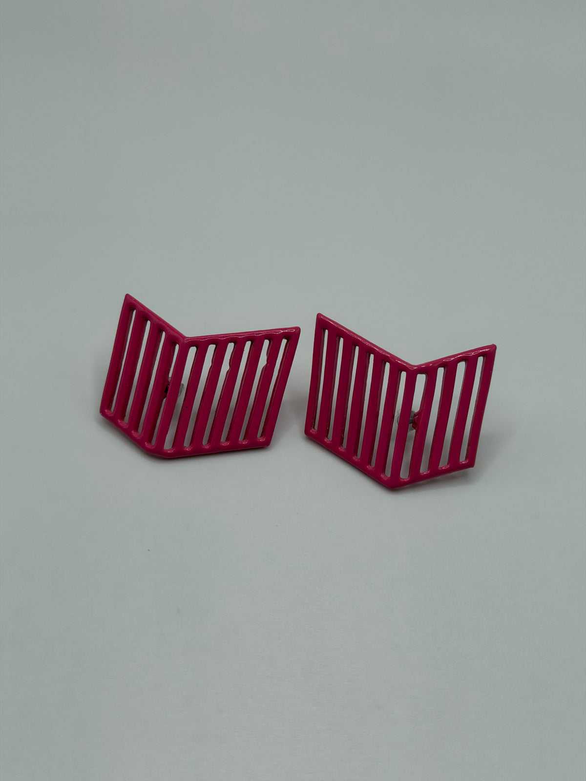 Vintage 80s hot pink geometric chevron post earrings