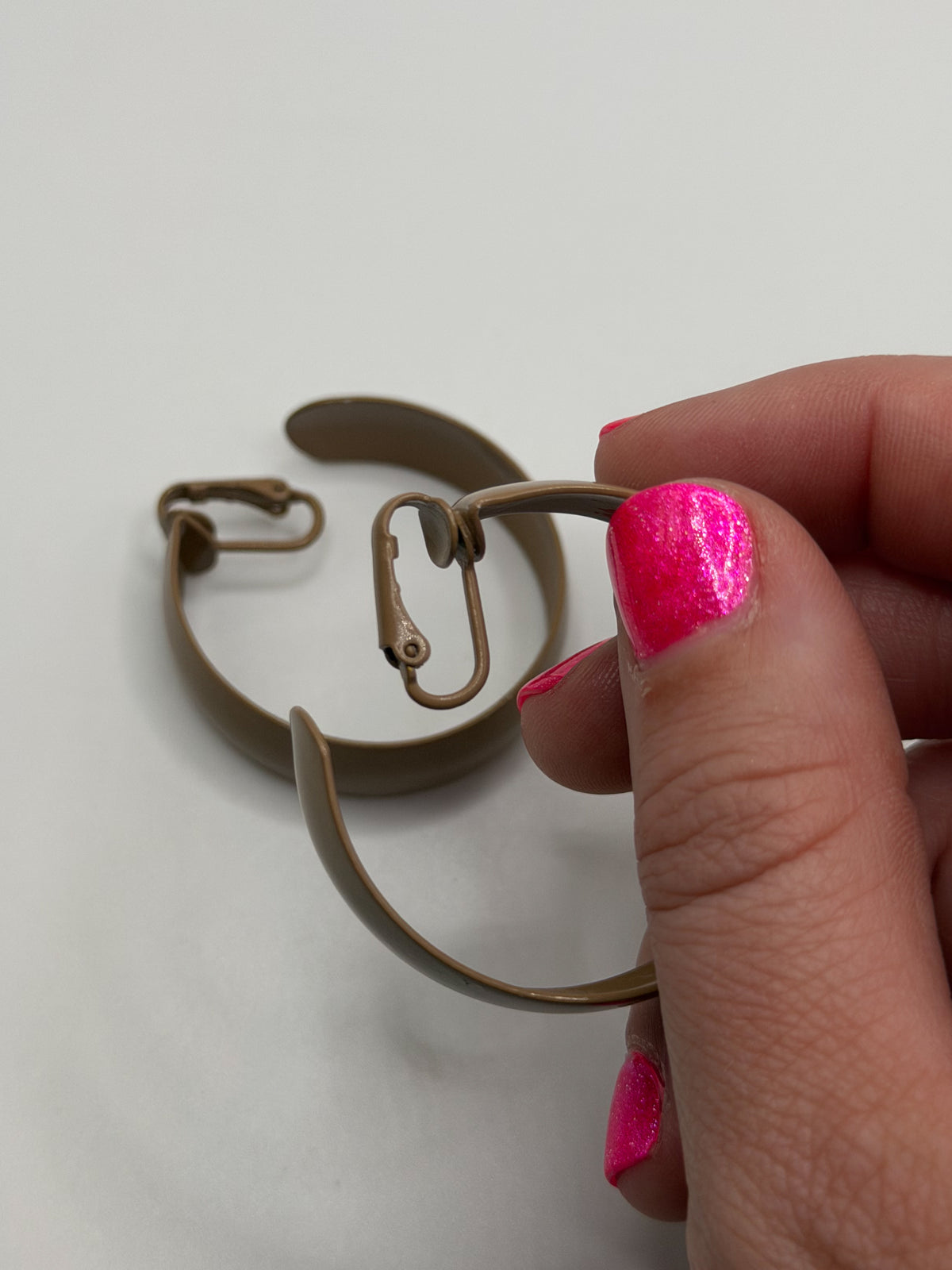Vintage 80s beige enamel clip-on earrings