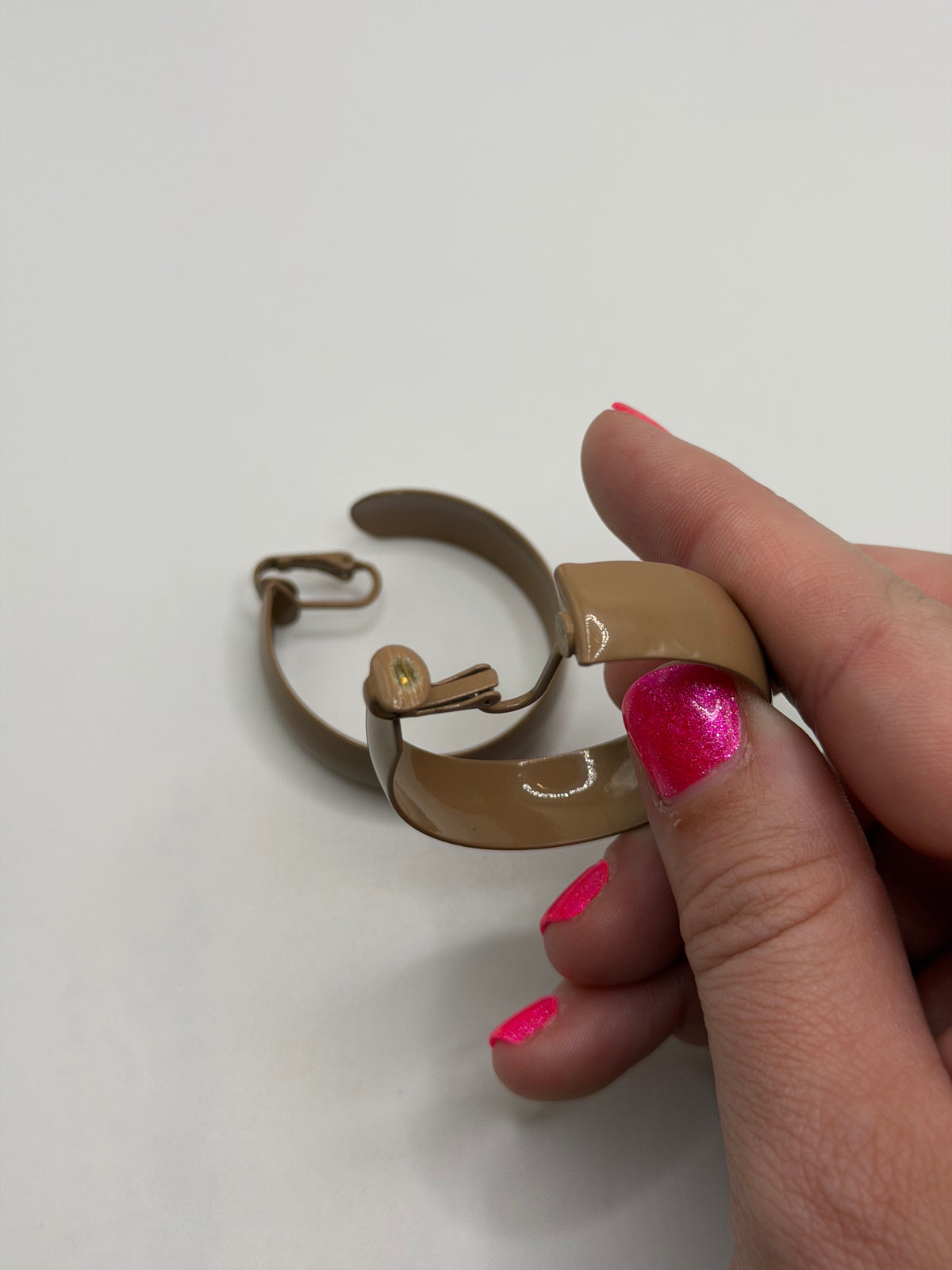 Vintage 80s beige enamel clip-on earrings