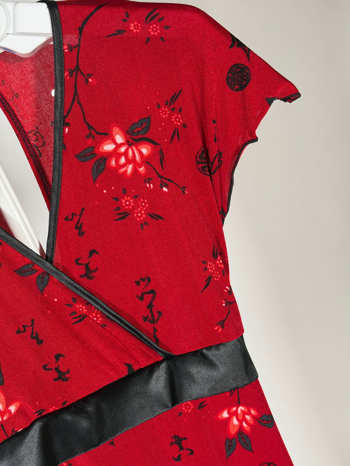 Vintage Y2K M Collection red floral/calligraphy key-hole midi