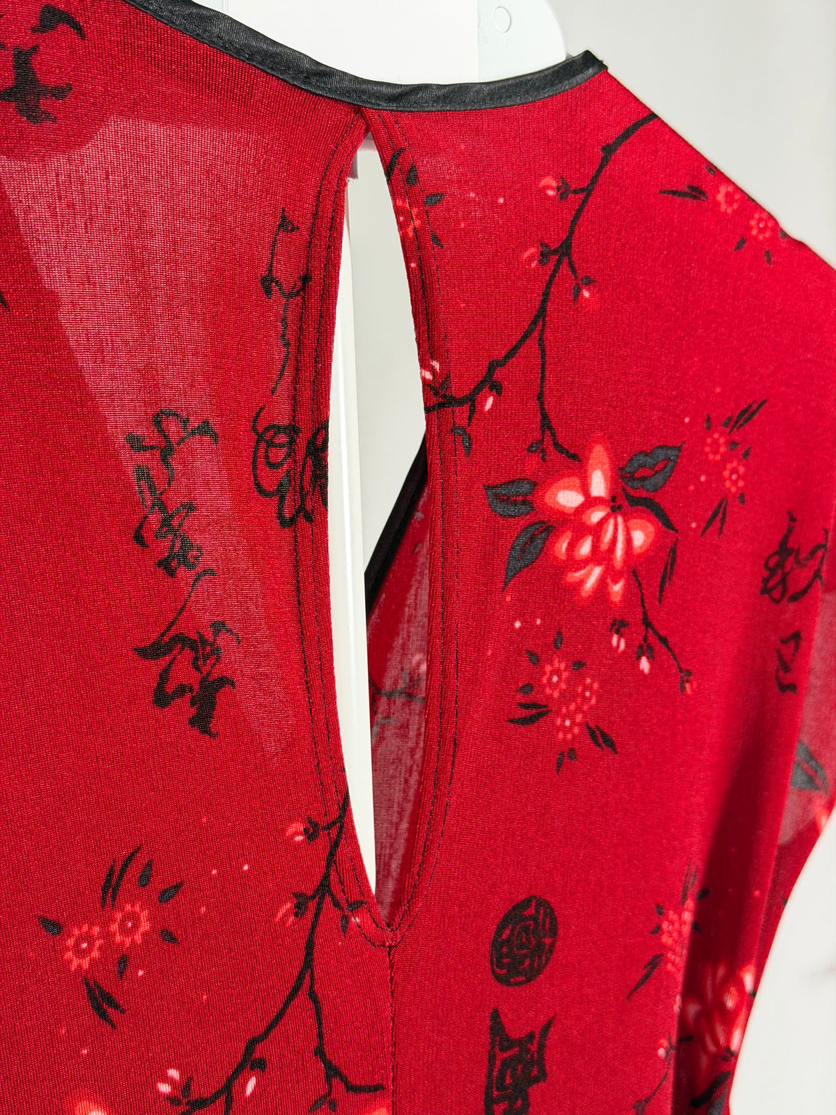Vintage Y2K M Collection red floral/calligraphy key-hole midi