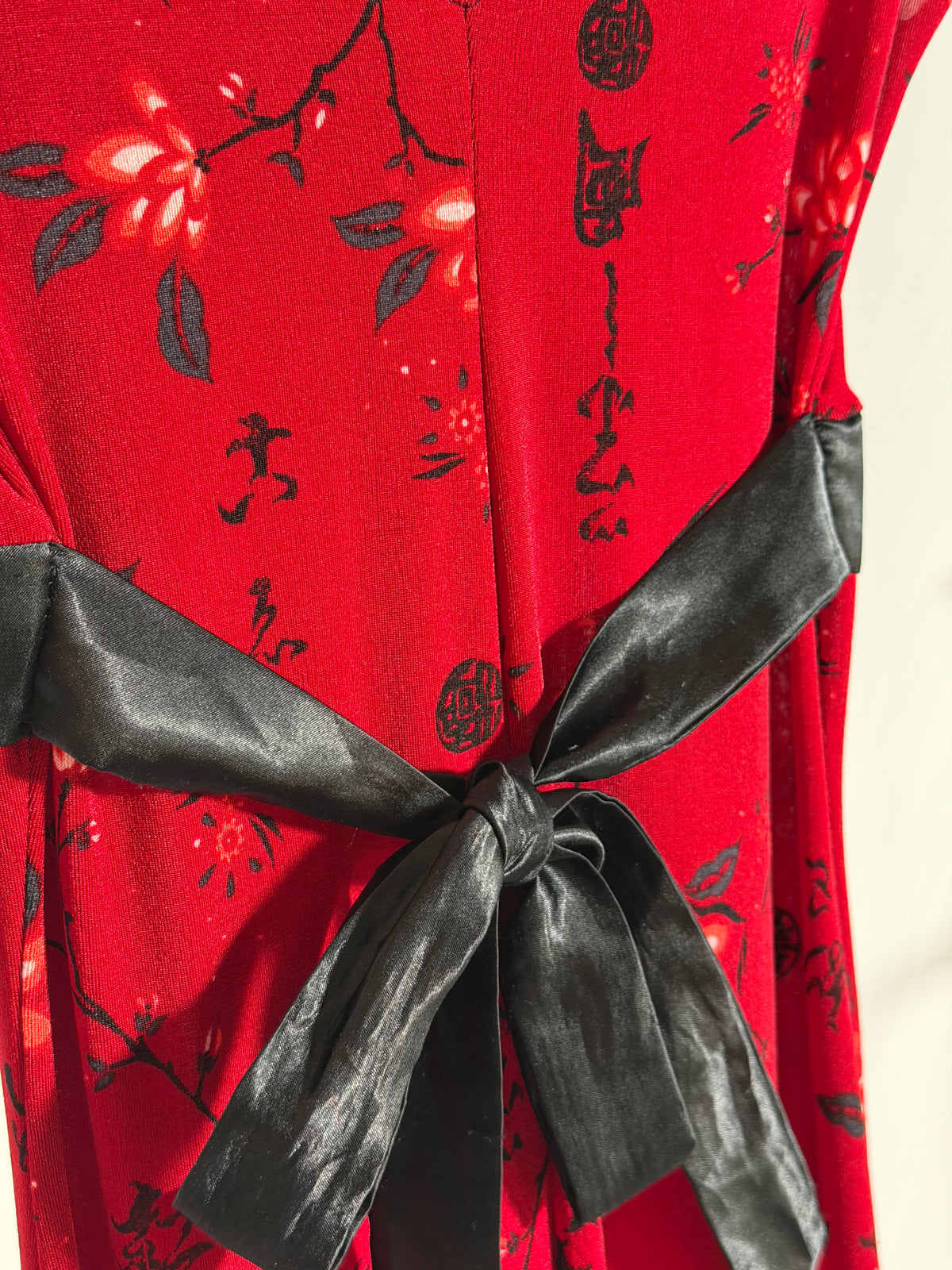 Vintage Y2K M Collection red floral/calligraphy key-hole midi