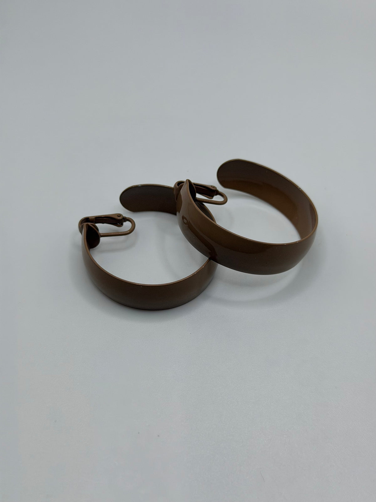 Vintage 80s beige enamel clip-on earrings